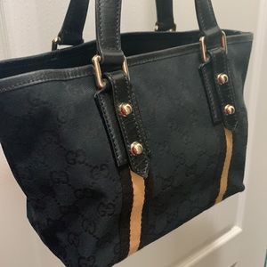 Authentique Gucci purse.  Canvas. Black with taupe stripe.